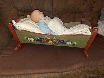 Stará maľovaná drevenná koliska