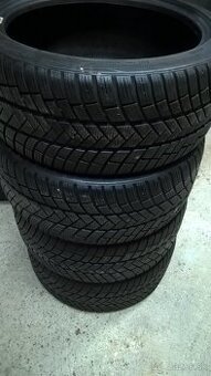 2 ks ZIMNÉ PNEU 225/40 R18 92W XL M+S VREDESTEIN cca 7-8 mm