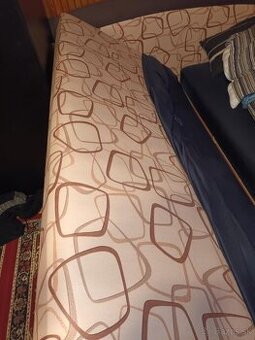 Manželská posteľ so štítom