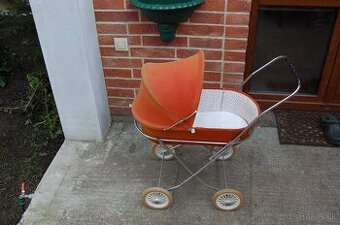 Detský retro kočík pre bábiky.