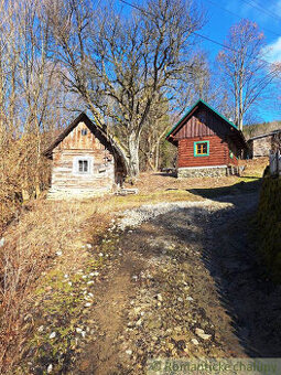 Dve drevenice na jednom pozemku v horách Javorníkov na pre