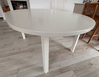 Moderný rozkladací biely stôl – 117 x 156 cm