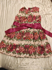 dievčenské slávnostné kvetované šaty	3-4r