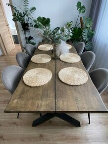 Masivny stôl so stoličkami