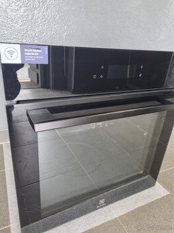 Vstavaná parná rúra 800 SteamBoost EOB8S39WZ