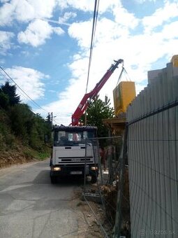 Auto s hydraulickou rukou