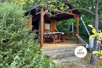 416 m² zelene a pokoja – na predaj záhrada s chatkou v Čacht