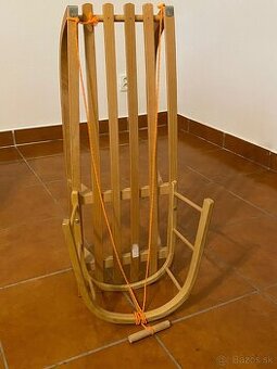 Drevené sánky s opierkou