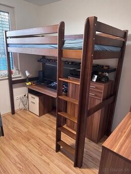 Posteľ z masívneho dreva