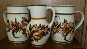 keramika/porcelán: 2 nádoby/krígle s uchom a 1 váza