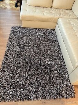 Pestrý špagetový koberec
