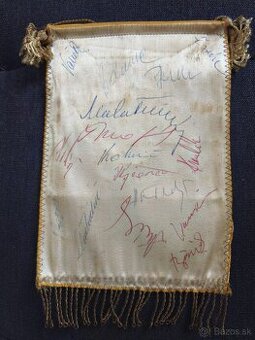 vlajky Spartak Trnava, jedna s podpismi