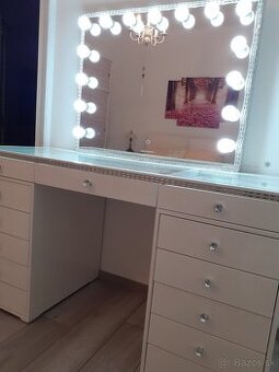 Luxusny kozmeticky stolik