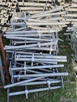 Nastaviteľné závitové nohy na lesenie