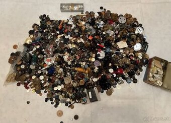 Množstvo gombíkov 5kgcca - 1