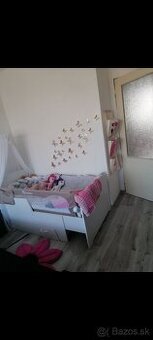 Rastuca biela postel s uloznym priestorom