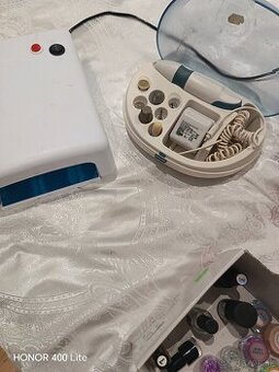 UV lampa a pomôcky na výrobu nechtov