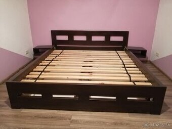 masívna posteľ
