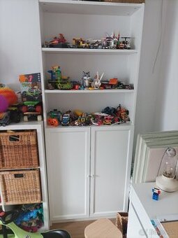 Kniznica/vitrina Ikea