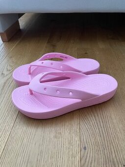 Crocs ruzove slapky baby pink mierna platforma 37