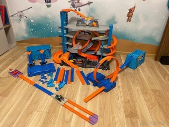 Garáž a dráhy hotwheels predám