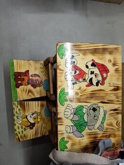 Dreveny nábytok s motívmi