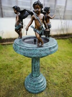 Zámecká bronzová fontána s amorky