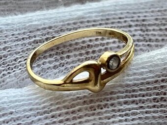 zlatý prsteň s kamienkom