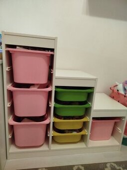 Regál s úložnými boxami IKEA