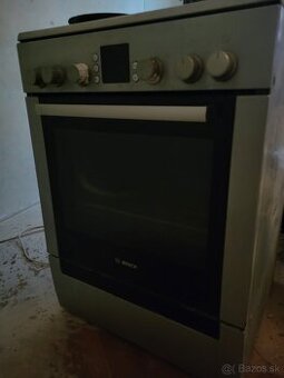 Plynovy sporak s elektrickou rúrou