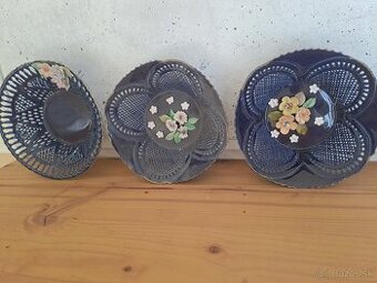 Krásné kobaltovo modré mriežkované misy