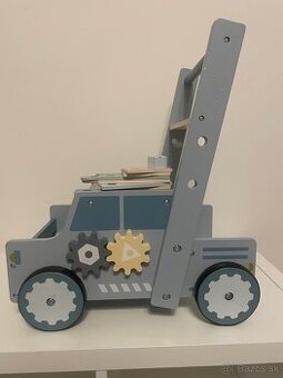 Drevené chodítko auto s náradím