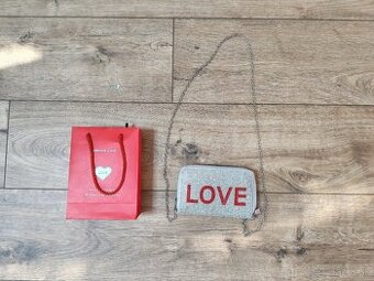 Predám elegantnú dámsku kabelku LOVE s retiazkou