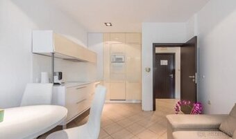 2 izbový apartmán s parkovacím miestom len pár metrov od plá
