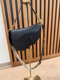 Kabelka značky Dior, model Saddle