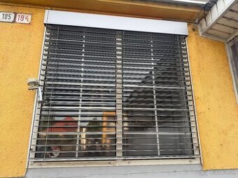 Okno a vonkajšie žalúzie,vchodové dvere
