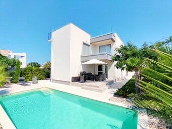 CHORVÁTSKO - Atraktívna vila s bazénom 70m od mora-PRIVLAKA