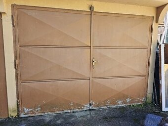 Garážová dvojkrídlová brána – oceľová, pevná konštrukcia