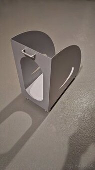 Kovový stojan na PC s kolieskami