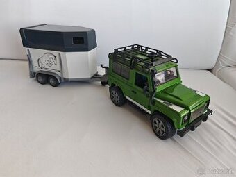 Bruder 02592 Land Rover Defender s prívesom + kôň