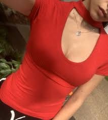 červene tričko s kratkym rukavom