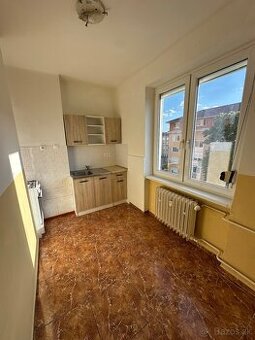 Ponúkam na predaj 2 izbový byt v centre mesta na 3.poschodí