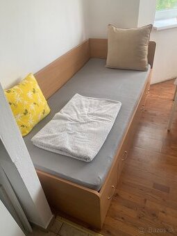 NA PREDAJ POSTEĽ SO ZABUDOVANÝM NOČNÝM STOLÍKOM/35 EUR
