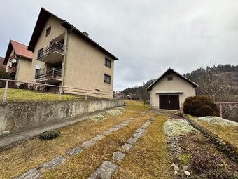 Rodinný dom s priestranným pozemkom garážou a hospodárskou b