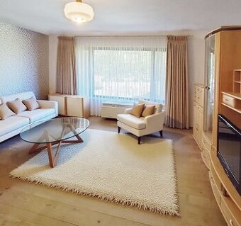 Velký 2-izbový byt v rodinnom dome pri zámku za 390 Eur