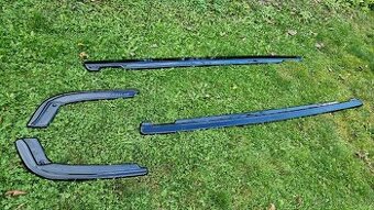 Splittery pod prahy a zadný nárazník.