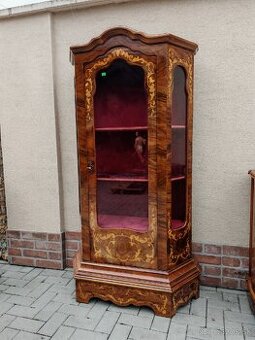 Intarzovaná vitrína