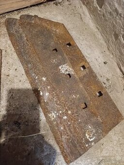 Lemeše pluhu,tiahlo na viečku, mriežka kapotáže svetiel a .