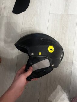 Čierna lyžiarska prilba