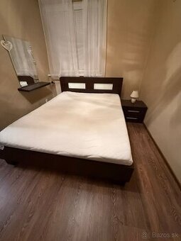 Postel a nocny stolik